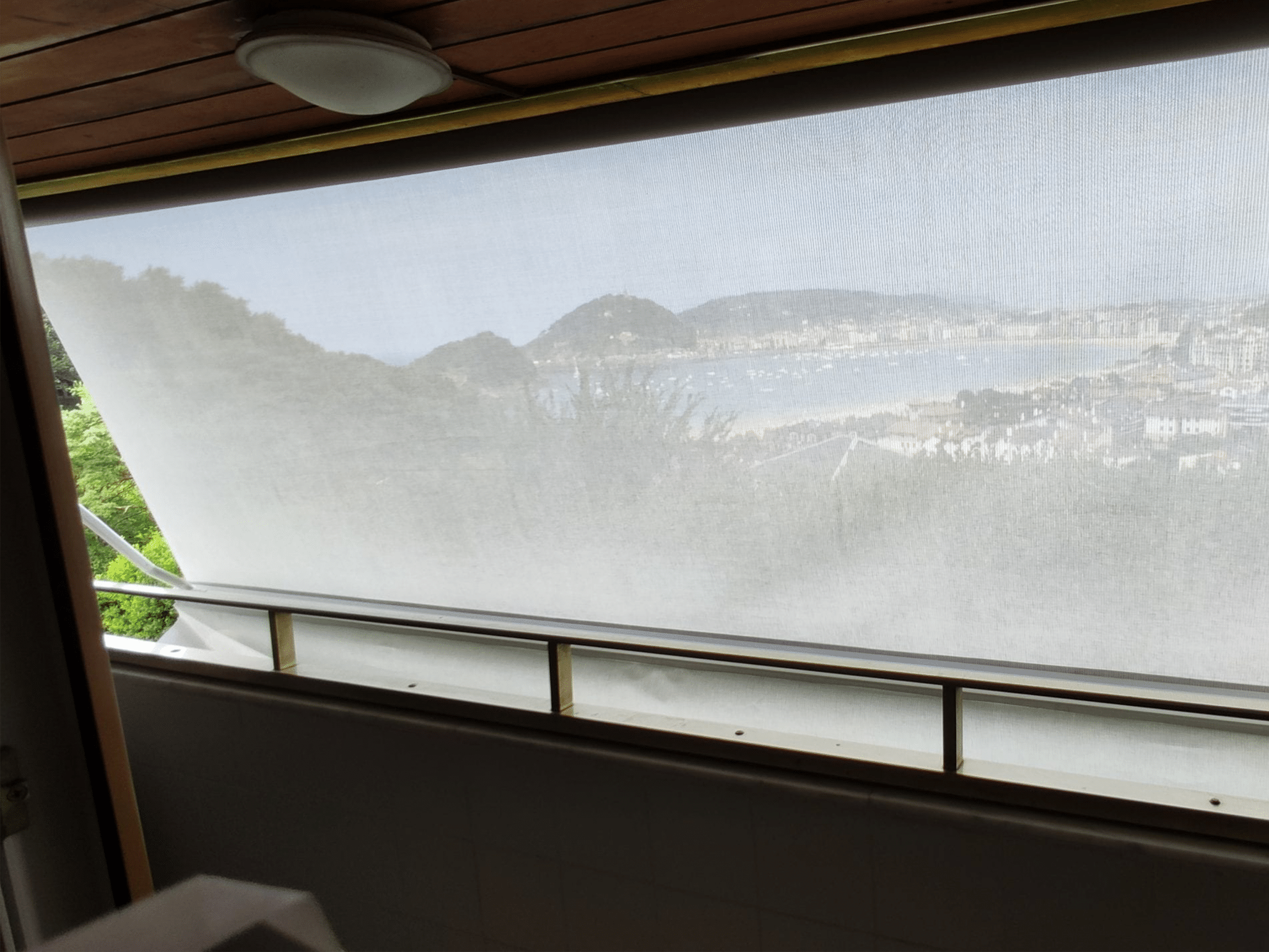 Toldo brazo punto recto tejido screen sunworker microperforado. Protección solar y visibilidad del exterior. San Sebastian. Toldos Elósegui